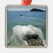 水陸両用アサルト車は井戸のデッキを出る メタルオーナメント (正面)