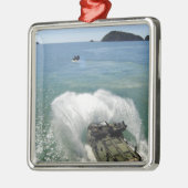 水陸両用アサルト車は井戸のデッキを出る メタルオーナメント (左)