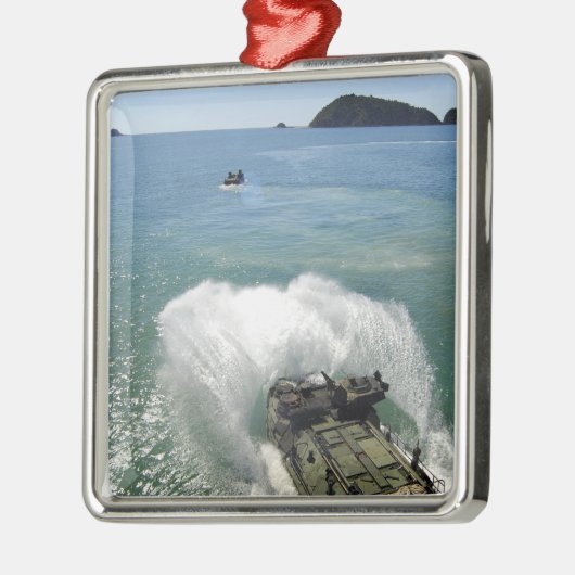 水陸両用アサルト車は井戸のデッキを出る メタルオーナメント (左)