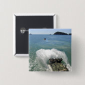 水陸両用アサルト車は井戸のデッキを出る 缶バッジ (正面&裏面)