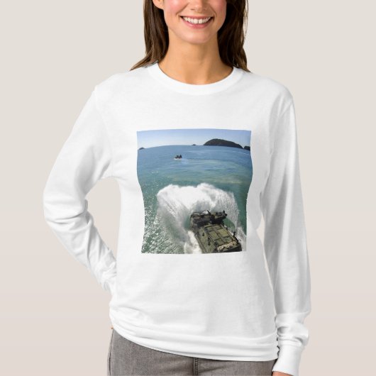 水陸両用アサルト車は井戸のデッキを出る Tシャツ (正面)