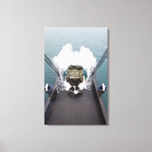 水陸両用突撃機がUSNSから降りる キャンバスプリント (正面)