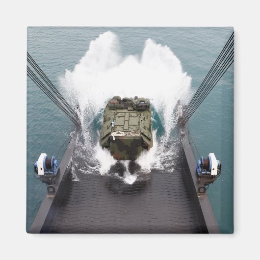 水陸両用突撃機がUSNSから降りる マグネット (正面)