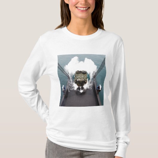 水陸両用突撃機がUSNSから降りる Tシャツ (正面)