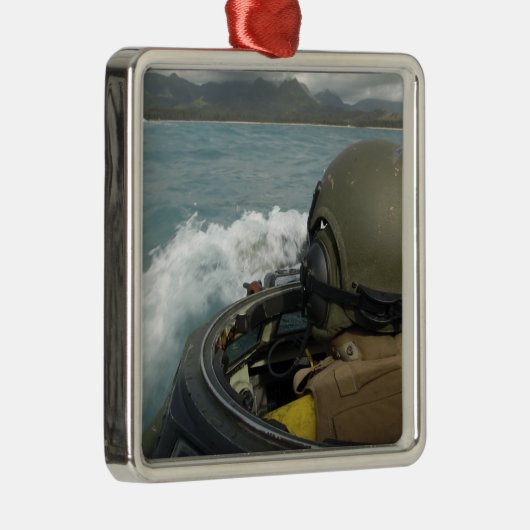 水陸両用突撃機を運転する米国の海洋 メタルオーナメント (右)