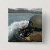 水陸両用突撃機を運転する米国の海洋 缶バッジ (正面)