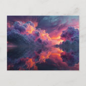 水面に映る超現実的な輝く夕焼けの雲 ポストカード (正面)