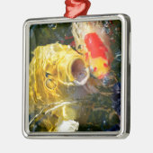水面に浮かぶ黄色い鯉コイと金魚 メタルオーナメント (左)
