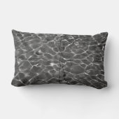 水面への光の反射:白黒 ランバークッション (裏面)