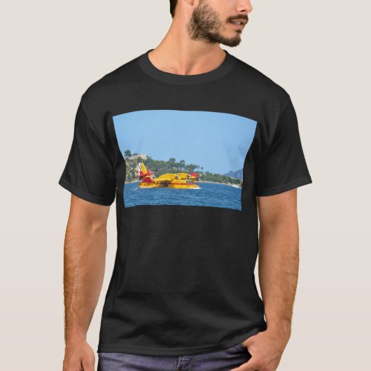 水面をタクシングする水上飛行機。 Tシャツ (正面)