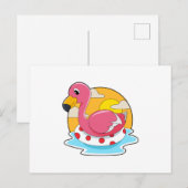 水面を泳ぐライフブロイを持つフラミンゴ ポストカード (正面/裏面)