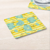 水2と遊んでいるかわいい動物 スクエアペーパーコースター (アングル)