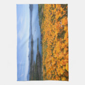 水 |カリフォルニアの湖とゴールデンポピー キッチンタオル (縦)