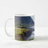 水 |ダンローイ郡ケリー・アイルランドのギャップ コーヒーマグカップ (左)