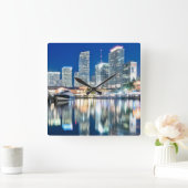 水、マイアミの反射のスカイラインの眺め スクエア壁時計 (ホーム)