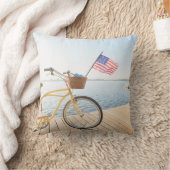 水 |湖のそばの自転車 クッション (ブランケット)