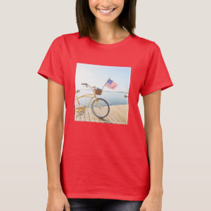 水 湖のそばの自転車 Tシャツ