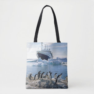 氷ったビーチに立っているペンギンのグループ トートバッグ
