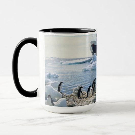 氷ったビーチに立っているペンギンのグループ マグカップ (左)