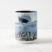 氷ったビーチに立っているペンギンのグループ マグカップ (中央)