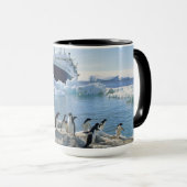 氷ったビーチに立っているペンギンのグループ マグカップ (正面右)
