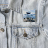 氷ったビーチに立っているペンギンのグループ 缶バッジ (インサイチュ)