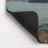 氷った湖および岩が多い海岸は、まだあり、ことをI知っています マウスパッド (コーナー)