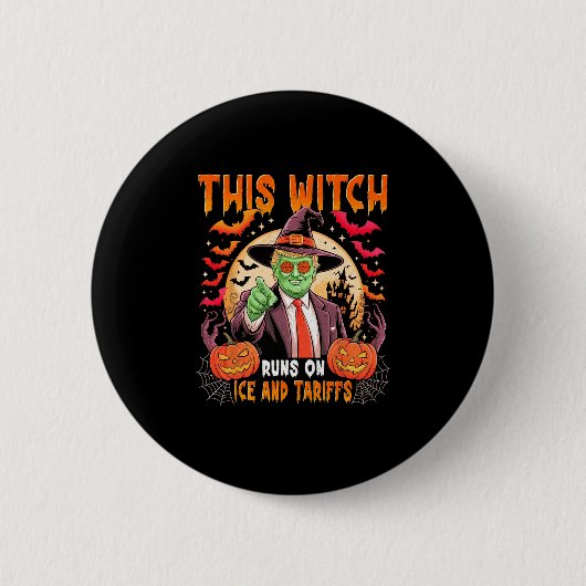 氷と関税で走る面白いトランプの魔女のハロウィン 缶バッジ (正面)
