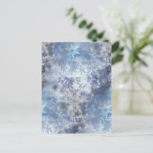 氷と雪のテクスチャ付き青いクリスマスパターン シーズンポストカード (スタンド正面)