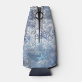 氷と雪のテクスチャ付き青いクリスマスパターン ボトルクーラー (裏面)
