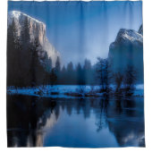氷に覆われた山々の間の湖の上の冬 シャワーカーテン (正面)
