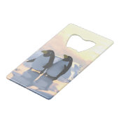 氷の上で冷たいペンギン クレジットカード栓抜き (正面アングル)