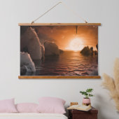 氷の夜の側から外惑星トラピスト–1f。 吊り下げ型タペストリー (寝室)