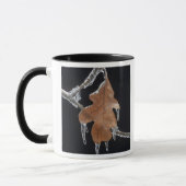 氷の嵐の後に氷が落ちるオークの葉； マグカップ (左)