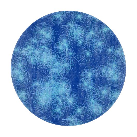 氷の結晶が星のように爆発する、青い背景 カッティングボード (正面)