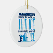 氷の踊りもしあなたが薄い氷の上を歩くしようとしている セラミックオーナメント (右)
