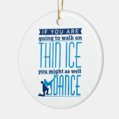 氷の踊りもしあなたが薄い氷の上を歩くしようとしている セラミックオーナメント (左)
