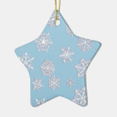 氷の青の背景に白い3-d雪の結晶 セラミックオーナメント (左)