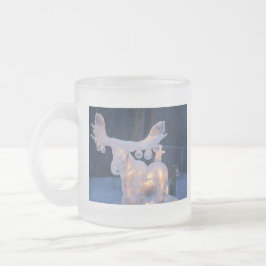 氷像の雪によって凍っていられている冬は天候に味をつけます コーヒーマグカップ