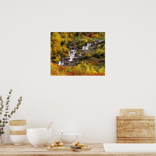 氷河の国の山の大砲の下の滝 ポスター (キッチン)