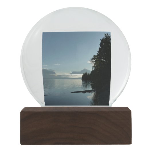 氷河の国立公園のマクドナルド湖で朝 スノーグローブ (正面)