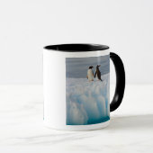 氷河の氷の上のgentoo penguin, Pygoscelisパプア マグカップ (正面右)