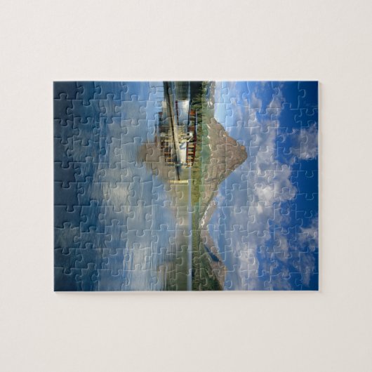 氷河の2つのメディシン湖にドッキングしたツアーボート ジグソーパズル (横)