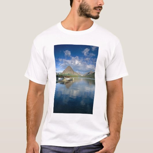 氷河国立公園のトゥーメディスン湖に停泊する観光船 Tシャツ (正面)