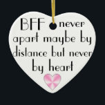 永久にハートの親友によるBFF セラミックオーナメント<br><div class="desc">引用文"BFF (永久に親友)と決して離れて多分インスパイアピンクのハートそらで間隔によってしかし決して"。</div>