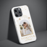 永遠で常にマゼン結婚タ色の天体写真 Case-Mate iPhone 14ケース<br><div class="desc">永遠で常結婚にマゼンタシナ写真の名前の電話のiPhoneケースは日と月と星のマゼンタバックグラウンドと名前と文字を持つマゼンタバックグランドとパーソナライズされたし、金ゴールドスクリプトのタイポグラフィの「永遠で常に」の写真を備えている。写真のヒント： Zazzleにアップロードする前に写真を中心に。©Evco Studio www.zazzle.com/store/evcostudioによる設計</div>