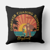 永遠にサンセットビッグフットを追いかけるサーフィンブラック クッション (裏面)