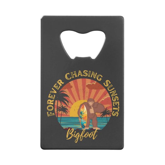 永遠にサンセットビッグフットを追いかけるサーフィンブラック クレジットカード栓抜き (正面)