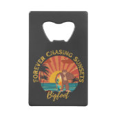 永遠にサンセットビッグフットを追いかけるサーフィンブラック クレジットカード栓抜き (裏面)