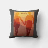 永遠にロマンチックなカップルが手を握っているもの クッション (裏面)